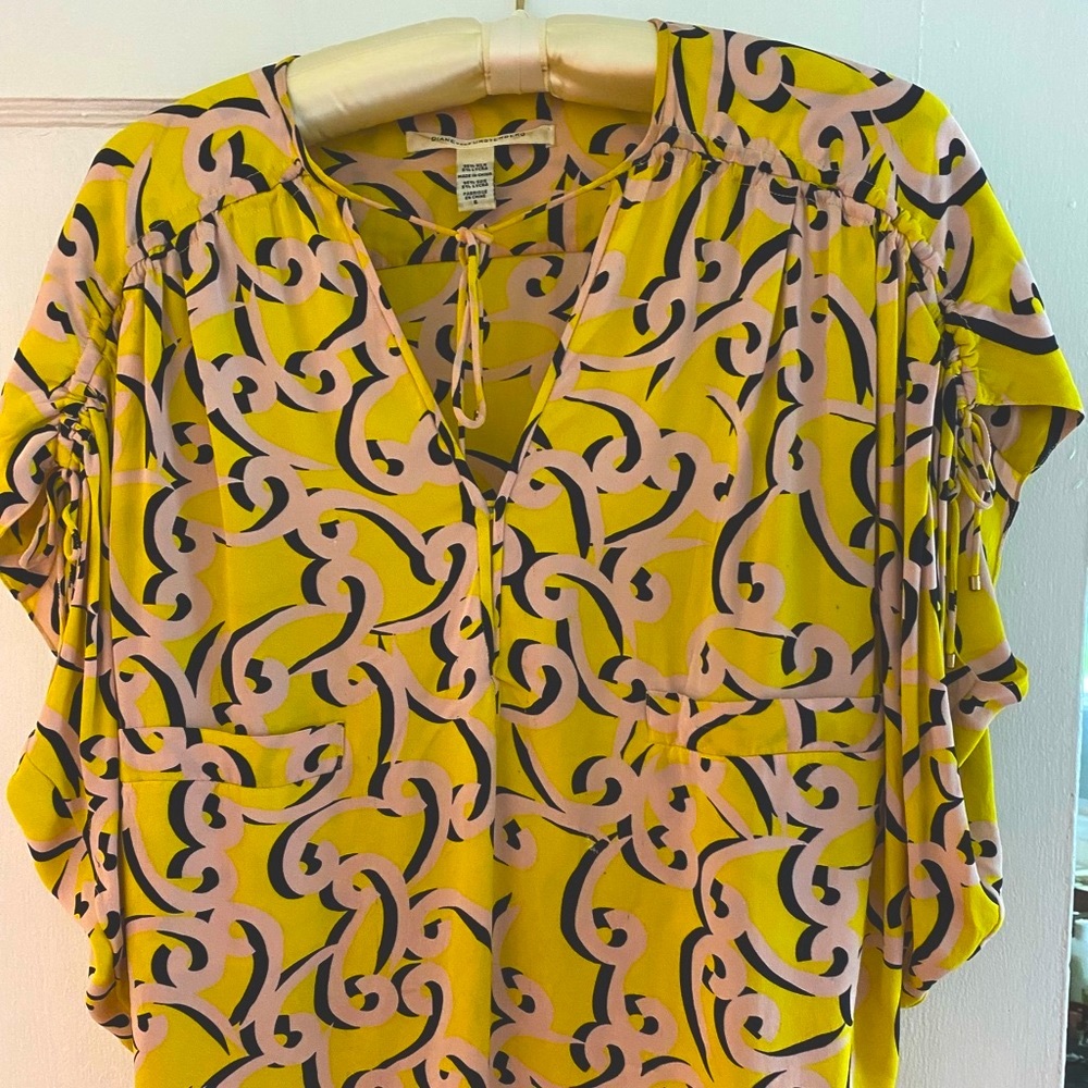 Diane von Furstenberg silk blouse / ruched sleeves / 6